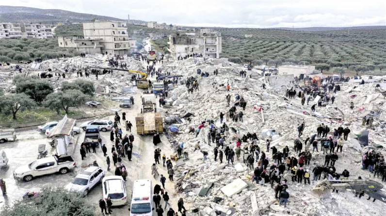 معاناة الشمال السوري.. الزلزال وتداعياته يفاقمان أزمة ممتدة منذ سنوات
